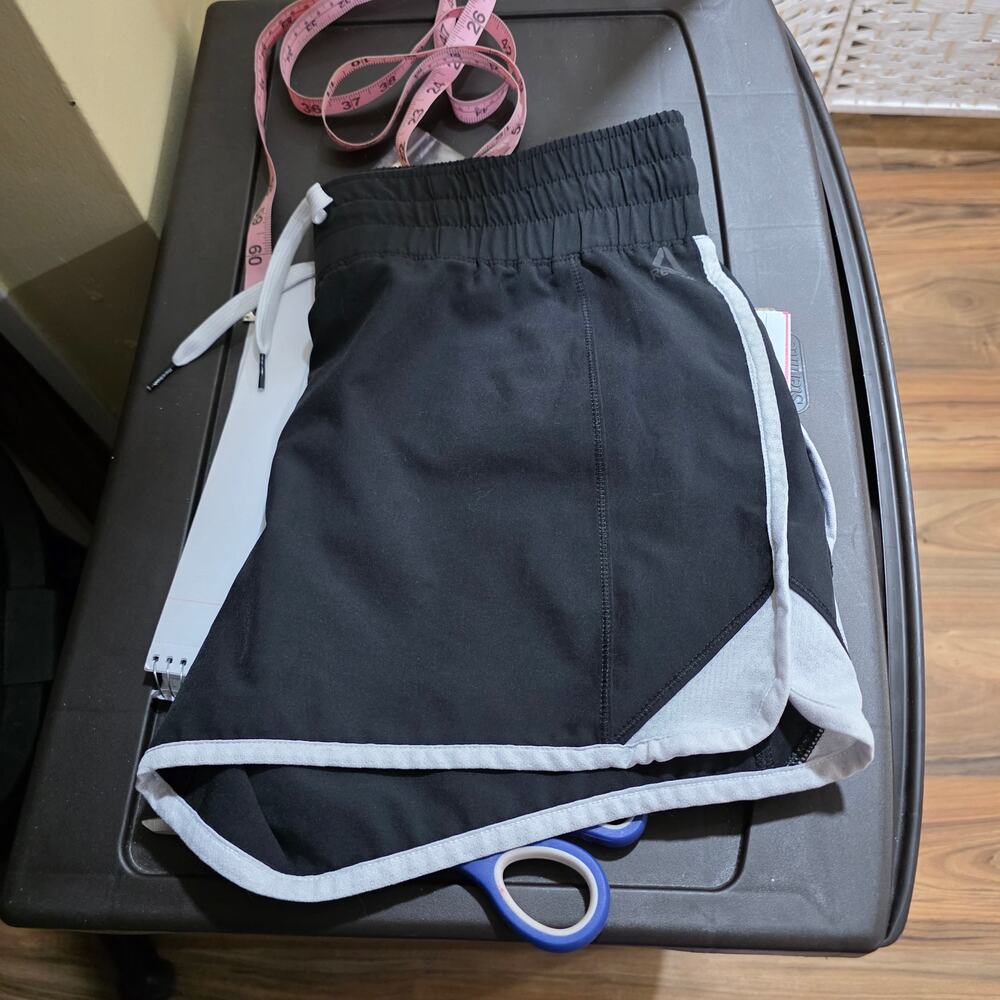 Reebok Women's Athletic Shorts- Black & White Running Shorts Size XL - Pre-owned